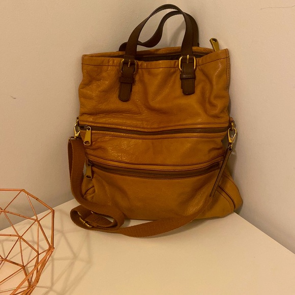 Like new, genuine leather FOSSIL handbag, features gold hardware 🤩 - Picture 1 of 10